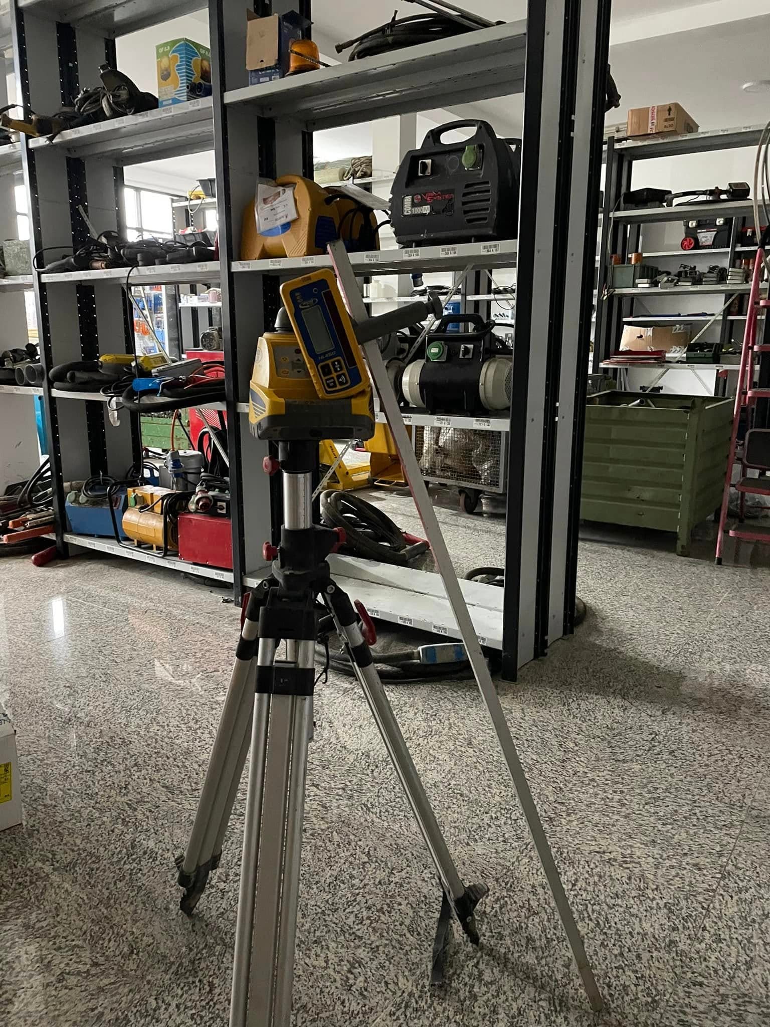 Nivelues lazer mbi tripod, para rafteve me vegla në depo